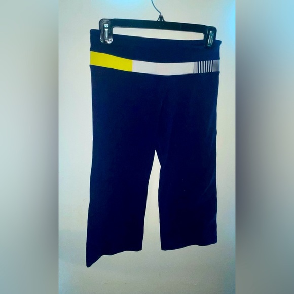 Lululemon Crop in Navy Blue - Picture 2 of 4